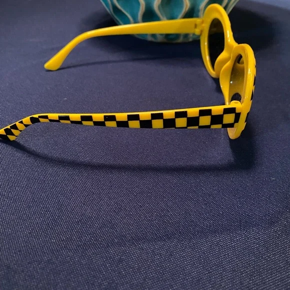 NEW YELLOW AND BLACK CHECKERED SUNGLASSES - Picture 2 of 2